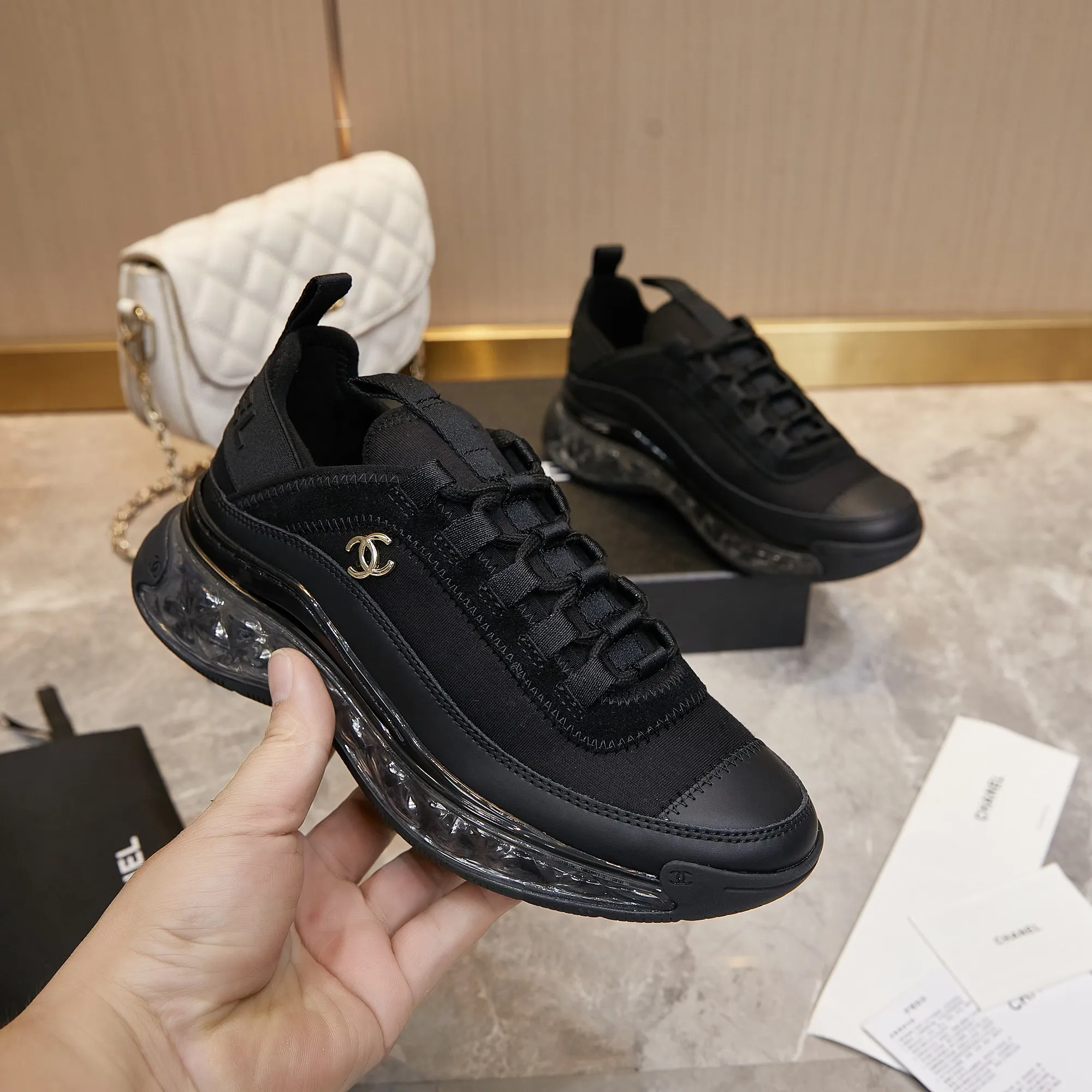 Men's men's shoes pP580! Chanel Chanel - 2024 counter top casual sneakers This classic design; the upper is made of various craftsmanship styles; the outsole is fashionable and sporty; the outsole is fashionable and sporty; the extraordinary inclusion of a variety of color matching elements... The diversified mix and match is very beautiful and versatile, casual, fashionable, sports and outdoor can be taken into account... ꫛꫀꪝ Go➫ Materials: ❶Upper made of: original imported cowhide ❷Inside made of: original imported breathable sheepskin ❸Outsole is based on: Original TPU air cushion outsole. Full set of boutique packaging for women 35–41 and men 39–45.